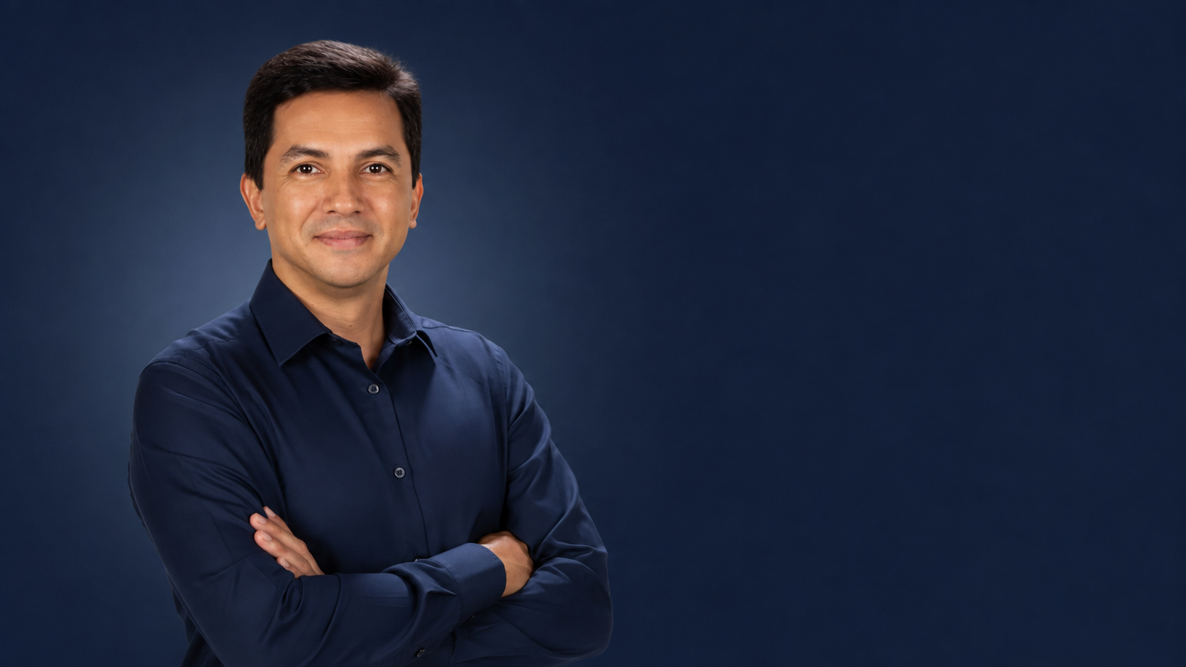 Jorge Corrêa, contador e mentor financeiro, de braços cruzados e camisa azul-marinho.